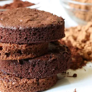 Check out the Dallas Chocolate Classes YouTube video for recipe and step-by-step demonstration for making this delicious chocolate sponge!