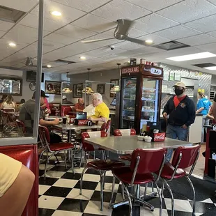 diners waiting for customers