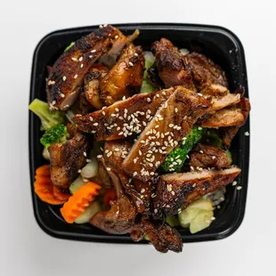 Experience the mouthwatering delight of Dalu&apos;s barbecue beef bowl, served with steamed vegetables on a bed of rice.