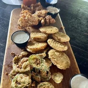 Sampler Platter with Fried Green Tomatoes, Fried Jalapeños &amp; Fried Bacon. Oh My!!