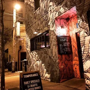 The back bar, Temperance, complete with mural by Antonio Beniquez