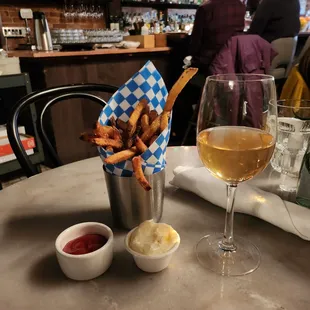 Fries with aioli sauce and orange wine