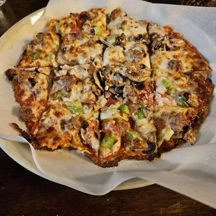 The Classic Deluxe got the job done. I just wish the ingredients were fresh. Overall, acceptable bar food.