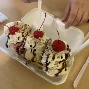 Banana split with Cookies and cream, Spumoni, y Vanilla