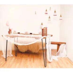 4ft modern farm table. Perfect sweetheart table, dessert/cake table etc