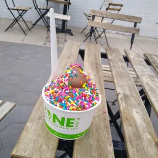 Double twist cup with sprinkles