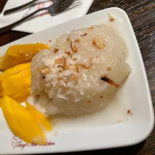 Mango sticky rice dessert.