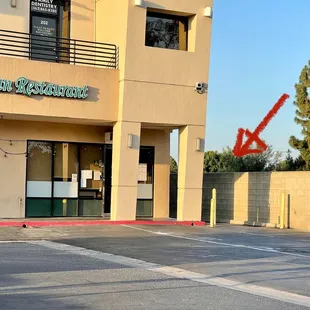 Side entrance if you wana come early bird for breakfast.They open @ 7AM.