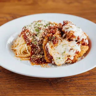 a plate of chicken parmesan