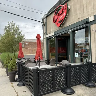 the outside of the restaurant