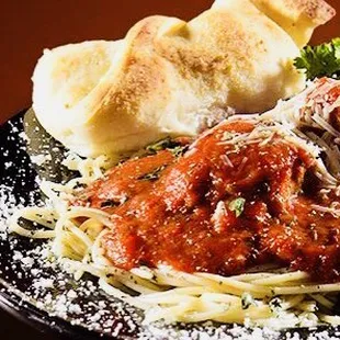 a plate of spaghetti and meatballs