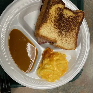 Sliced beef brisket with beans and mac&amp;cheese