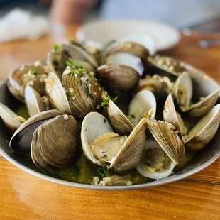 Fresh clams in garlic butter are super fresh from Cedar Key. Excellent :)'