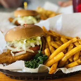 Fried Grouper sandwiches has toasted bun with LTO mayo or tarter on the side. Comes with Choice of 2 sides. Fabulous :)...