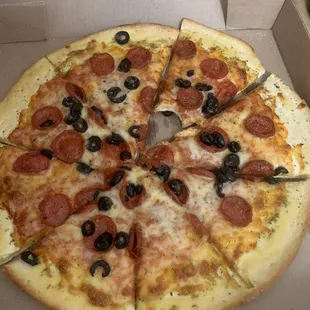 Scattered ingredients and flavorless crust.