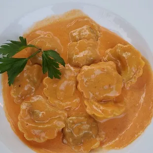 RAVIOLI DI VITELLO CON SALSA ROSA  Ravioli with veal and spinach