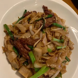SF4. Stir-Fried Rice Noodles with Beef