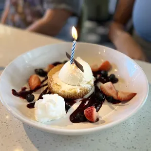 Butter cake with fruit and vanilla ice cream