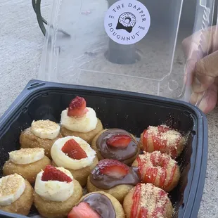 12 Piece Doughnut mixed with 4 flavors.