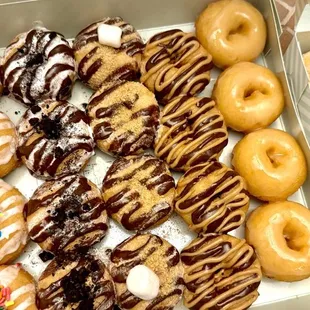 Bananas foster, birthday cake, cookies&amp;cream, s'mores, chocolate peanut butter, glazed, powdered, and chocolate glazed...ALL delish!!