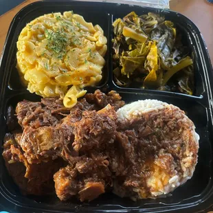Oxtails plate with white rice, Mac &amp; cheese and greens