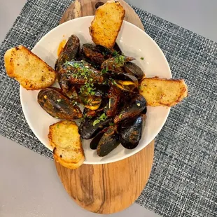 Fresh muscles cooked and seasoned to perfection