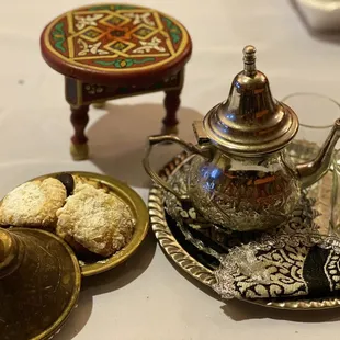 Mint tea with dessert cookies