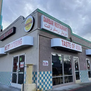 the outside of a restaurant on a cloudy day