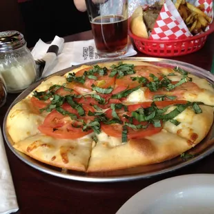 Small "Jimmy Buffet" pizza (Tomato, Basil, Oil and Garlic...and I mean a lot of garlic!)...so basic &amp; so good!