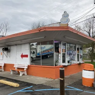 the outside of a restaurant