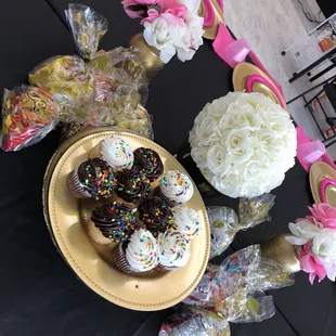 Cupcakes, goodybags and pizza all provided!