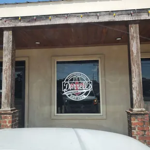 the outside of a restaurant