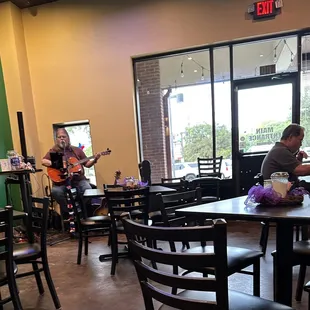 Live entertainment started at 6:00 pm on Saturday. Fun!