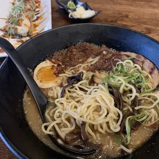 Black Mayu tonkotsu ramen