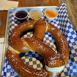 King pretzel (pick 3 dipping sauces)