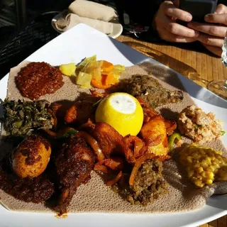 Das Chicken and Beef Combination Sampler