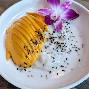 Mango Sweet Sticky Rice | Instagram: @telephonesmoothie