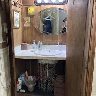 Vanity cabinet