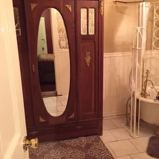 Bathroom in the "Ingenue" room.