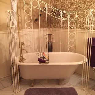 Bathroom in the "Ingenue" room.