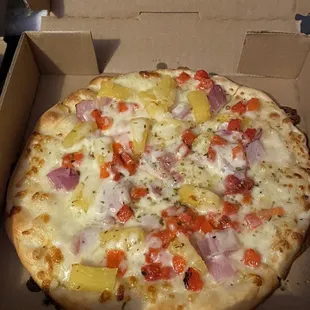 Solo pizza with white sauce, pineapple, roasted red peppers, onions and lightly baked.