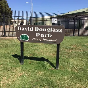 Such a clean park. Glad it doesn't have benches or tables. Keeps the riff raff away