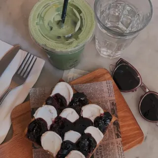 Iced Match au Lait w/ Coffee Jelly