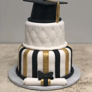 a graduation cake
