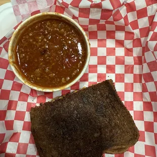 8 ounce container of beef and bean chili.  Half patty melt.  Excellent food.