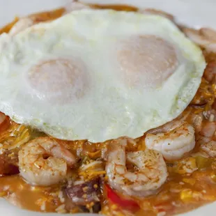 a plate of shrimp and grits