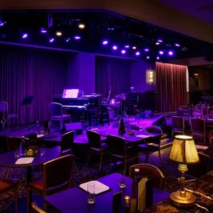 Feinsteins is a great place for a magic show