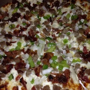 This is one of my favorite combos from David's. Bacon, beef, onion, green bell pepper, and extra cheese on white sauce! OMG! yum
