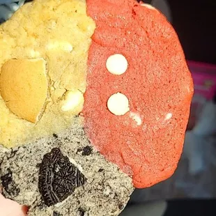 Triple threat!   Strawberry, banana pudding, cookie &amp; cream all in one cookie !