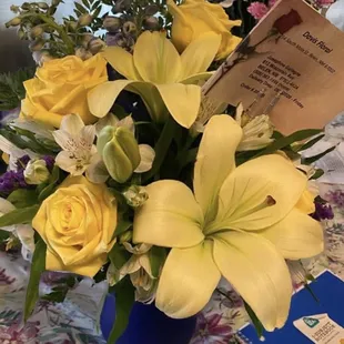 a blue vase with yellow and white flowers